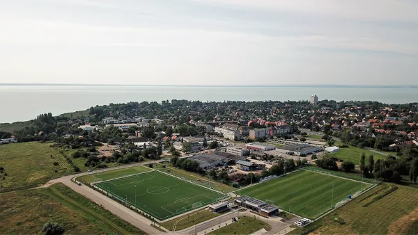 Kunstrasenplatz Balatonalmádi - SOCCATOURS