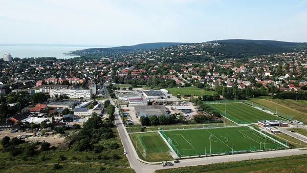 Kunstrasenplatz Balatonalmádi - SOCCATOURS