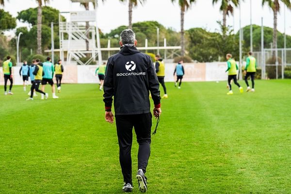 Trainer im Trainerslager mit SOCCATOURS Jacke