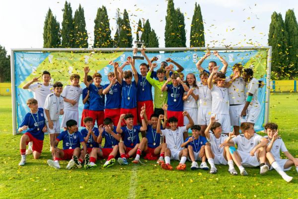 Jugendmannschaft feiert den Turniersieg beim SOCCACUP Rovinj mit Pokal und Konfetti auf dem Fu&szlig;ballplatz