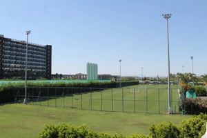 Fussballplatz vor Hotelanlage &ndash; Pauschalreisevorteile mit SOCCATOURS f&uuml;r Mannschaftstrainingslager