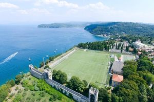 Fu&szlig;balltrainingslager in Slowenien mit SOCCATOURS &ndash; Fu&szlig;ballplatz direkt am Meer mit beeindruckender Aussicht