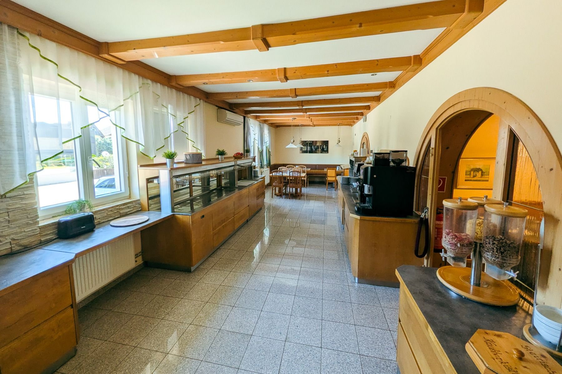 Das Hotel Restaurant Schachenwald verfügt über einen hellen, gepflegten Speisesaal mit Holzbalken, großen Fenstern und Pflanzen sowie Blick auf den Schwarzlsee – ideal zum Entspannen nach dem Training im Trainingslager oder auf dem Indoor-Kunstrasenplatz.