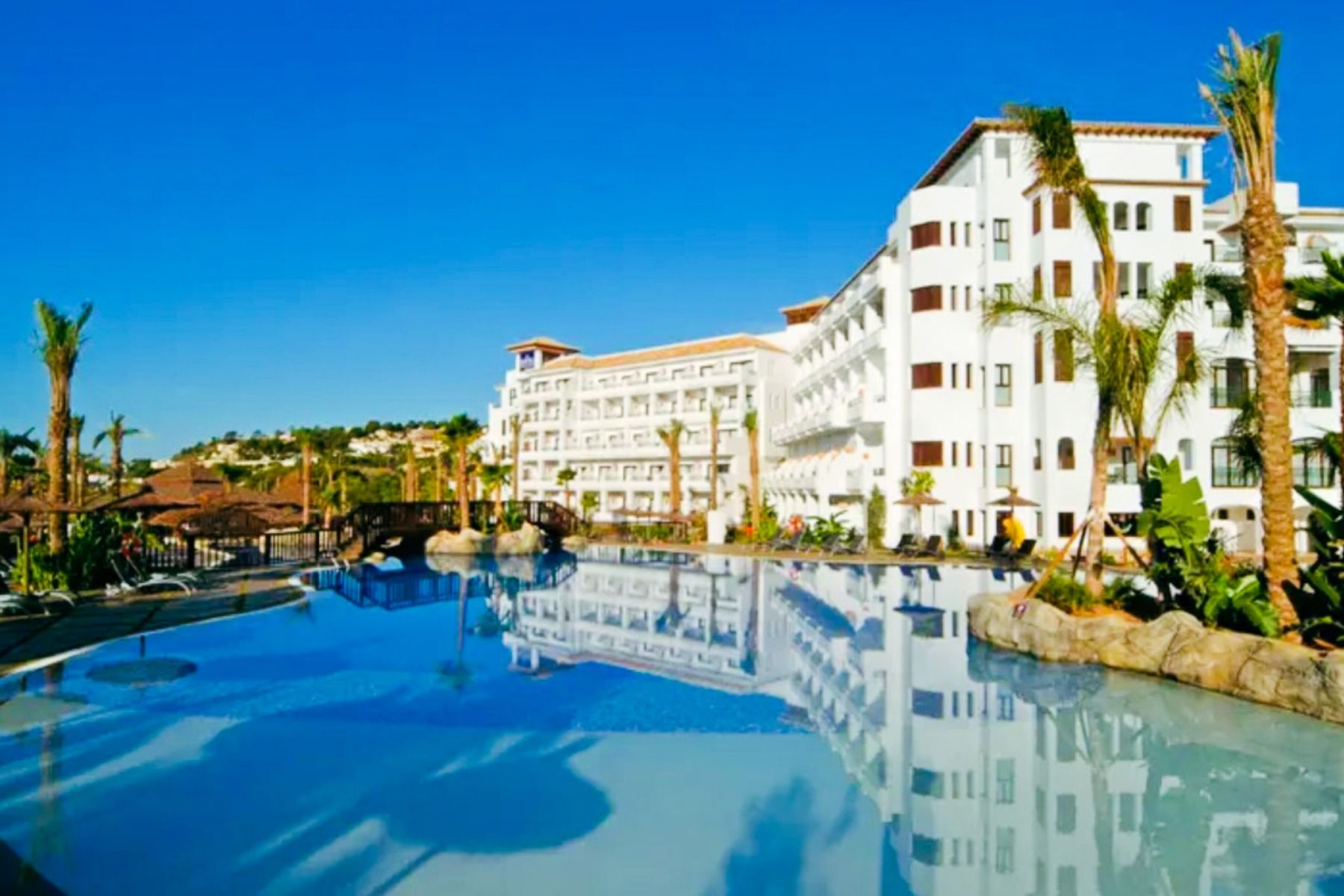 Das große, weiße Hotel SH Villa Gadea* verfügt über Balkone mit Blick auf einen ruhigen Pool mit Palmen und tropischer Gartenanlage, erstklassige Sportanlagen und einen strahlend blauen Himmel – perfekt für das Trainingslager in Altea.