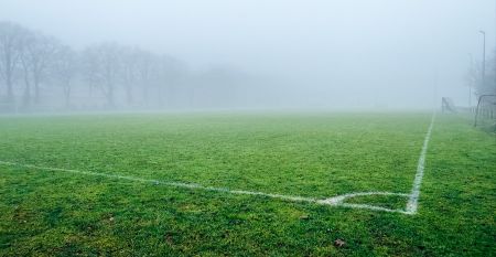 Das Sporthotel Bruurs ist ein modernes zweist&ouml;ckiges Geb&auml;ude mit gelben D&auml;chern und Wellness-Schildern, umgeben von gr&uuml;nen Hecken und B&auml;umen in Baarle-Nassau unter einem teilweise bew&ouml;lkten Himmel - ideal f&uuml;r ein Trainingslager.