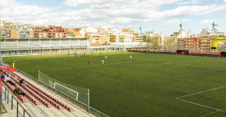 Inngangen til Hotel ILUNION Bel Art Barcelona har store glassdører, potteplanter og et skilt over den svarte markisen - perfekt for gjester som vil utforske Fußballkultur Barcelona eller besøke Trainingseinrichtungen i nærheten.