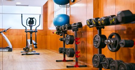 Das moderne, hellgraue Hotel Malcom & Barret Valencia*** besticht durch ein gro&szlig;es HOTEL-Schild, vor dem Motorroller und ein Auto geparkt sind &ndash; ein einladender Ort f&uuml;r die Fu&szlig;ballmannschaften aus Valencia w&auml;hrend ihres Trainingslagers.