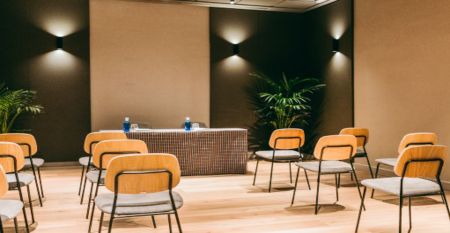 Das moderne, hellgraue Hotel Malcom & Barret Valencia*** besticht durch ein gro&szlig;es HOTEL-Schild, vor dem Motorroller und ein Auto geparkt sind &ndash; ein einladender Ort f&uuml;r die Fu&szlig;ballmannschaften aus Valencia w&auml;hrend ihres Trainingslagers.