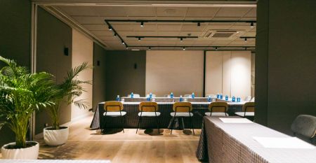 Das moderne, hellgraue Hotel Malcom & Barret Valencia*** besticht durch ein gro&szlig;es HOTEL-Schild, vor dem Motorroller und ein Auto geparkt sind &ndash; ein einladender Ort f&uuml;r die Fu&szlig;ballmannschaften aus Valencia w&auml;hrend ihres Trainingslagers.
