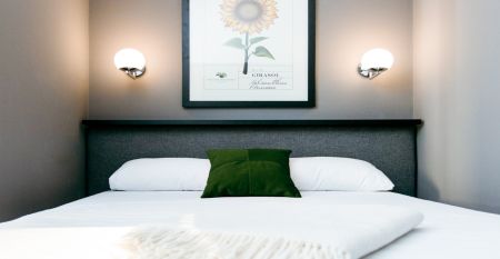 Das moderne, hellgraue Hotel Malcom & Barret Valencia*** besticht durch ein gro&szlig;es HOTEL-Schild, vor dem Motorroller und ein Auto geparkt sind &ndash; ein einladender Ort f&uuml;r die Fu&szlig;ballmannschaften aus Valencia w&auml;hrend ihres Trainingslagers.