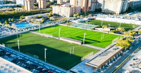 Das moderne, hellgraue Hotel Malcom & Barret Valencia*** besticht durch ein gro&szlig;es HOTEL-Schild, vor dem Motorroller und ein Auto geparkt sind &ndash; ein einladender Ort f&uuml;r die Fu&szlig;ballmannschaften aus Valencia w&auml;hrend ihres Trainingslagers.