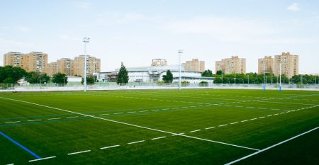 Das moderne, hellgraue Hotel Malcom & Barret Valencia*** besticht durch ein gro&szlig;es HOTEL-Schild, vor dem Motorroller und ein Auto geparkt sind &ndash; ein einladender Ort f&uuml;r die Fu&szlig;ballmannschaften aus Valencia w&auml;hrend ihres Trainingslagers.