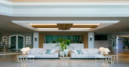 Das Hotel SH Villa Gadea* ist ein Resort an der Küste mit Meerblick, einem großen weißen Gebäude, einem Pool, Palmen und grünen Rasenflächen – ideal für Fußballmannschaften während ihres Trainingslagers in Altea unter strahlend blauem Himmel.