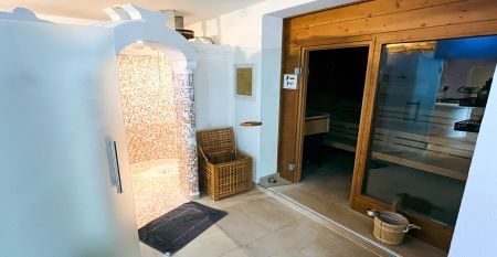 Ein leuchtend gelbes Geb&auml;ude in Neuhofen an der Ybbs mit Steg, Leiter und schwarzem Schlauchboot liegt an einem ruhigen Teich im Gr&uuml;nen - im familiengef&uuml;hrten Hotel Perbersdorfer Heuriger genie&szlig;en die Menschen diese Szene.