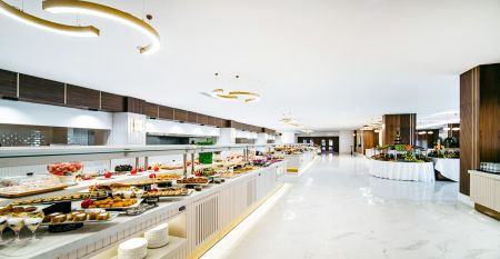 Das Side Moon Palace ist ein modernes Hotel mit mehreren Etagen und Balkonen, von denen aus man den Blick auf einen gro&szlig;z&uuml;gigen Au&szlig;enpool genie&szlig;en kann, der von Reihen wei&szlig;er Liegest&uuml;hle und geschlossenen Sonnenschirmen ges&auml;umt ist.