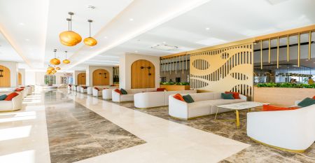 Das Side Moon Palace ist ein modernes Hotel mit mehreren Etagen und Balkonen, von denen aus man den Blick auf einen gro&szlig;z&uuml;gigen Au&szlig;enpool genie&szlig;en kann, der von Reihen wei&szlig;er Liegest&uuml;hle und geschlossenen Sonnenschirmen ges&auml;umt ist.