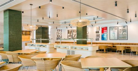Luftaufnahme des Victoria Sports & Beach Hotels, einer modernen Anlage mit Pool, umgeben von Pinien in Albufeira, in der Nähe von Sportplätzen für Fußball-Trainingslager und unweit der sonnigen Küste.