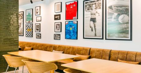 Luftaufnahme des Victoria Sports & Beach Hotels, einer modernen Anlage mit Pool, umgeben von Pinien in Albufeira, in der Nähe von Sportplätzen für Fußball-Trainingslager und unweit der sonnigen Küste.