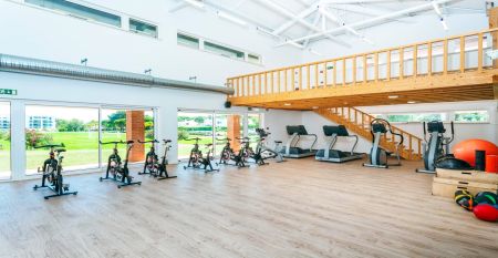 Luftaufnahme des Victoria Sports & Beach Hotels, einer modernen Anlage mit Pool, umgeben von Pinien in Albufeira, in der Nähe von Sportplätzen für Fußball-Trainingslager und unweit der sonnigen Küste.