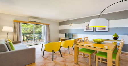 Luftaufnahme des Victoria Sports & Beach Hotels, einer modernen Anlage mit Pool, umgeben von Pinien in Albufeira, in der Nähe von Sportplätzen für Fußball-Trainingslager und unweit der sonnigen Küste.