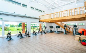Luftaufnahme des Victoria Sports & Beach Hotels, einer modernen Anlage mit Pool, umgeben von Pinien in Albufeira, in der Nähe von Sportplätzen für Fußball-Trainingslager und unweit der sonnigen Küste.