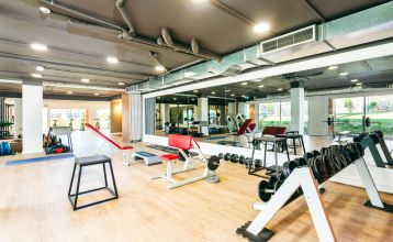 Luftaufnahme des Victoria Sports & Beach Hotels, einer modernen Anlage mit Pool, umgeben von Pinien in Albufeira, in der Nähe von Sportplätzen für Fußball-Trainingslager und unweit der sonnigen Küste.