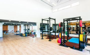 Luftaufnahme des Victoria Sports & Beach Hotels, einer modernen Anlage mit Pool, umgeben von Pinien in Albufeira, in der Nähe von Sportplätzen für Fußball-Trainingslager und unweit der sonnigen Küste.