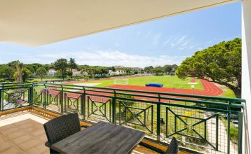 Luftaufnahme des Victoria Sports & Beach Hotels, einer modernen Anlage mit Pool, umgeben von Pinien in Albufeira, in der Nähe von Sportplätzen für Fußball-Trainingslager und unweit der sonnigen Küste.