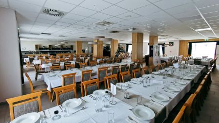 https://www.soccatours.ch/media/catalog/product/cache/da432fc9ee79dfca32e073c2235ab4d7/1/6/16015-05-fussball-trainingslager-gyirmot-sport_wellness_hotel-speisesaal-1.jpg
