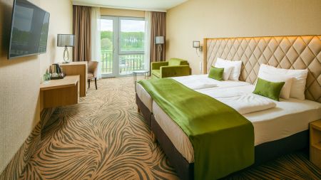 https://www.soccatours.ch/media/catalog/product/cache/da432fc9ee79dfca32e073c2235ab4d7/1/6/16016-10-fussball-trainingslager-b_kf_rd_-greenfield-hotel-golf-_-spa-zimmer-1.jpg