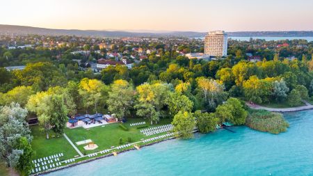 https://www.soccatours.ch/media/catalog/product/cache/da432fc9ee79dfca32e073c2235ab4d7/1/6/16203-00-fussball-trainingslager-balatonalmadi-hunguest-bal-resort-hotelansicht_2.jpg