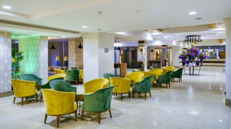 https://www.soccatours.ch/media/catalog/product/cache/da432fc9ee79dfca32e073c2235ab4d7/1/7/17037-03-fussball-trainingslager-lara-hotel_grand_park_lara-lobby.jpg