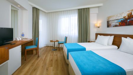 https://www.soccatours.ch/media/catalog/product/cache/da432fc9ee79dfca32e073c2235ab4d7/1/7/17037-10-fussball-trainingslager-lara-hotel_grand_park_lara-zimmer.jpg
