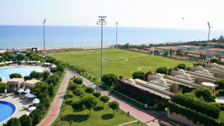 https://www.soccatours.ch/media/catalog/product/cache/da432fc9ee79dfca32e073c2235ab4d7/1/7/17109-20-fussball-trainingslager-spice_hotel-fussballplatz1.jpg