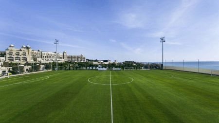 https://www.soccatours.ch/media/catalog/product/cache/da432fc9ee79dfca32e073c2235ab4d7/1/7/17109-21-fussball-trainingslager-spice_hotel-fussballplatz2.jpg