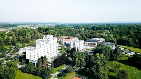 https://www.soccatours.ch/media/catalog/product/cache/da432fc9ee79dfca32e073c2235ab4d7/2/3/23020-00-fussball-trainingslager-radenci-thermenhotel-radin-luftaufnahme-1.jpg