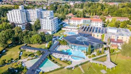 https://www.soccatours.ch/media/catalog/product/cache/da432fc9ee79dfca32e073c2235ab4d7/2/3/23020-01-fussball-trainingslager-radenci-thermenhotel-radin-luftaufnahme-2.jpg