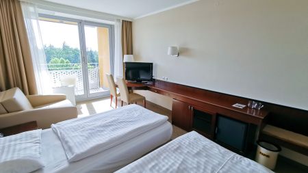 https://www.soccatours.ch/media/catalog/product/cache/da432fc9ee79dfca32e073c2235ab4d7/2/3/23020-10-fussball-trainingslager-radenci-thermenhotel-radin-zimmer-1.jpg