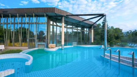 https://www.soccatours.ch/media/catalog/product/cache/da432fc9ee79dfca32e073c2235ab4d7/2/3/23020-32-fussball-trainingslager-radenci-thermenhotel-radin-pool-au_en-1.jpg