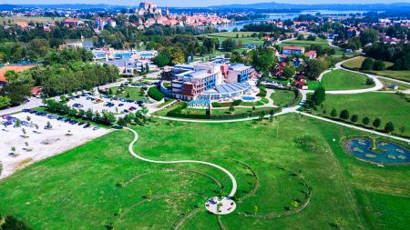 https://www.soccatours.ch/media/catalog/product/cache/da432fc9ee79dfca32e073c2235ab4d7/2/3/23022-00-fussball-trainingslager-ptuj-grand-hotel-primus-hotelansicht-1.jpg