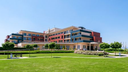 https://www.soccatours.ch/media/catalog/product/cache/da432fc9ee79dfca32e073c2235ab4d7/2/3/23022-01-fussball-trainingslager-ptuj-grand-hotel-primus-hotelansicht-2.jpg