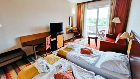 https://www.soccatours.ch/media/catalog/product/cache/da432fc9ee79dfca32e073c2235ab4d7/2/3/23022-11-fussball-trainingslager-ptuj-grand-hotel-primus-zimmer-2.jpg