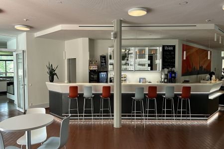 https://www.soccatours.ch/media/catalog/product/cache/da432fc9ee79dfca32e073c2235ab4d7/d/j/djhfreiburg_bar_9.jpeg