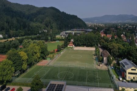 https://www.soccatours.ch/media/catalog/product/cache/da432fc9ee79dfca32e073c2235ab4d7/d/r/drohnenbild_freiburg_inkl._stadion_9.jpeg