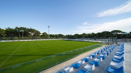 https://www.soccatours.ch/media/catalog/product/cache/da432fc9ee79dfca32e073c2235ab4d7/f/o/football_fields_2_.jpg