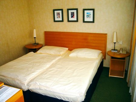 https://www.soccatours.ch/media/catalog/product/cache/da432fc9ee79dfca32e073c2235ab4d7/f/u/fu_balltrainingslager_aktiv_park_g_ssing_soccatours_3_.jpg