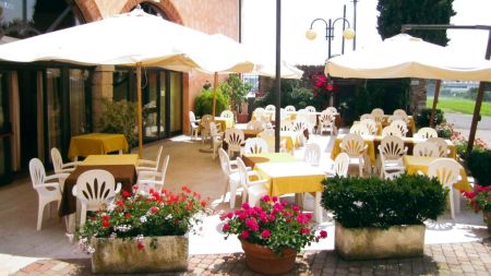 https://www.soccatours.ch/media/catalog/product/cache/da432fc9ee79dfca32e073c2235ab4d7/f/u/fu_balltrainingslager_albergo_la_meridiana_soccatour_3_.jpg