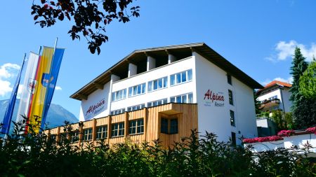 https://www.soccatours.ch/media/catalog/product/cache/da432fc9ee79dfca32e073c2235ab4d7/f/u/fu_balltrainingslager_alpina_resort_soccatours.jpg