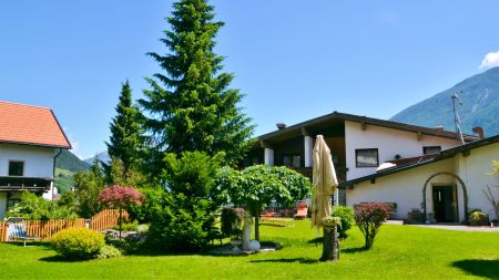 https://www.soccatours.ch/media/catalog/product/cache/da432fc9ee79dfca32e073c2235ab4d7/f/u/fu_balltrainingslager_alpina_resort_soccatours_2_.jpg