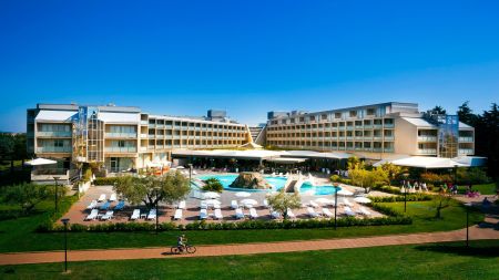 https://www.soccatours.ch/media/catalog/product/cache/da432fc9ee79dfca32e073c2235ab4d7/f/u/fu_balltrainingslager_aminess_maestral_hotel_soccatours.jpg